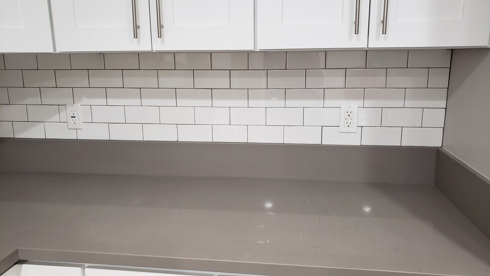 Beautiful counters and cabinets with LED lighting - 7650 Ostrom Ave