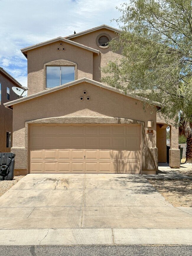 Building Photo - Large 4 bedroom home with Den - Corner lot...