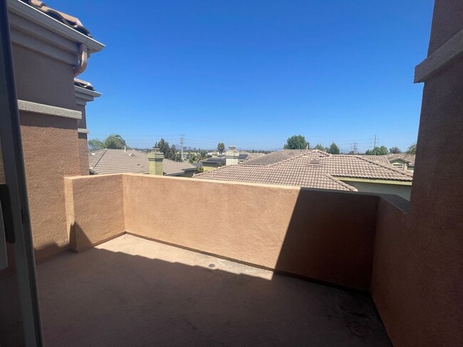 Building Photo - 3 Bed, 3 Bath Gated Modern Townhome –  2-Car Garage, 2 Balconies, All Appliances & AC