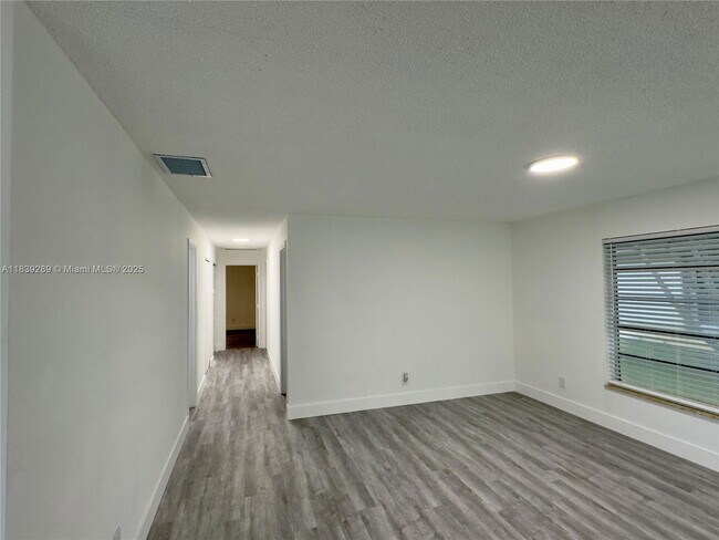 Building Photo - 3658 E Bell Dr