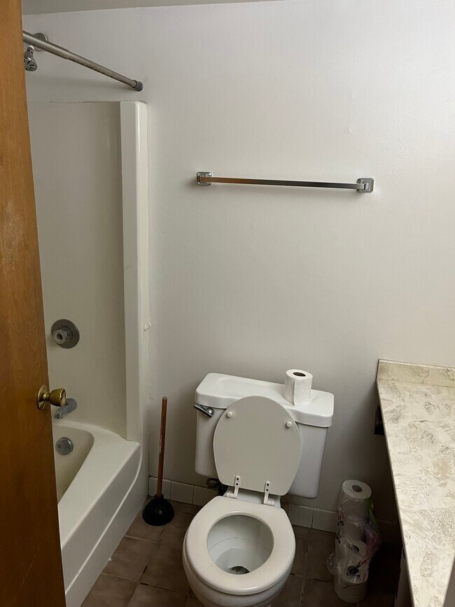 Building Photo - 1301 S Finley Rd