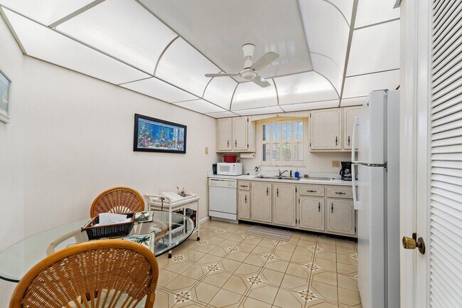 Building Photo - 755 Saturn St