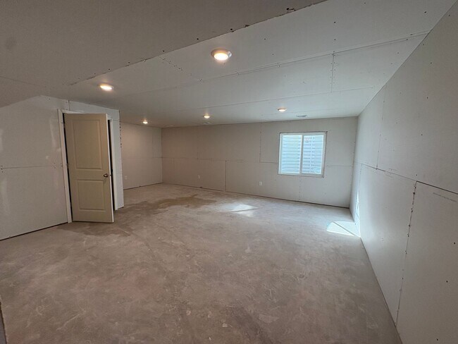 Building Photo - FOUR BED HOME AVAILABLE NOW