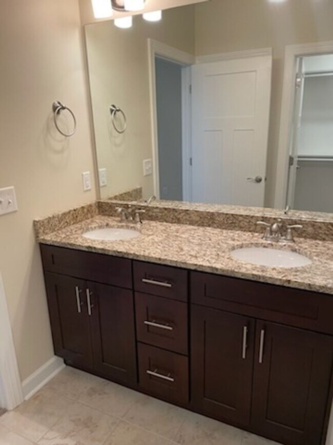 Building Photo - GORGEOUS TOWNHOME