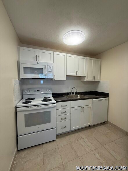 Building Photo - 84 Gardner St