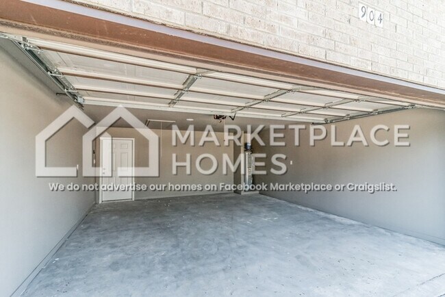 Building Photo - 904 W 23rd St