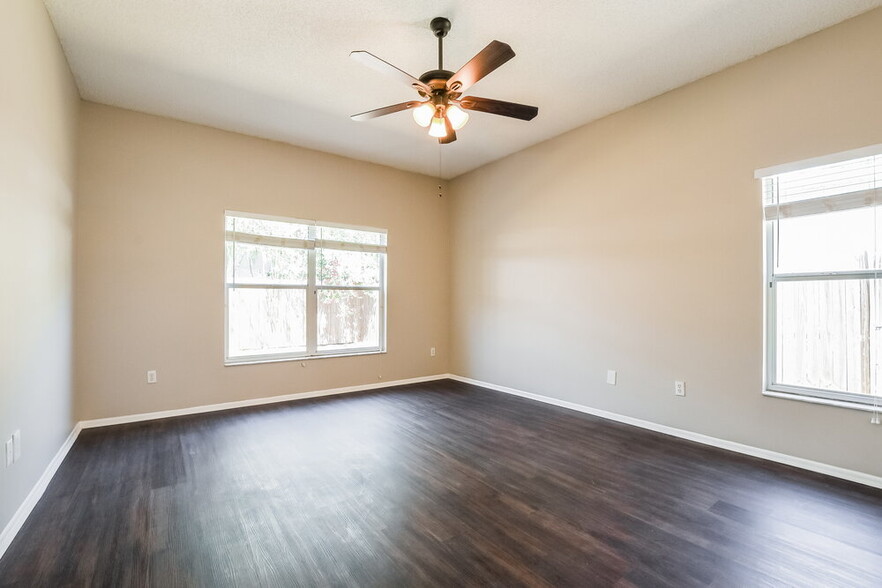 Building Photo - 83 Knights Hollow Dr