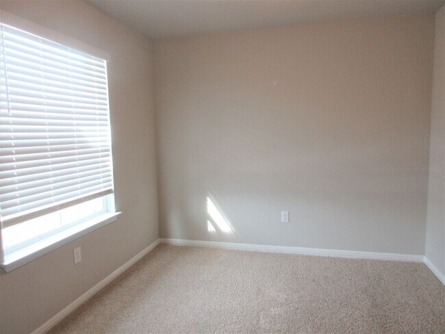 Building Photo - Home in Pioneer Crossing