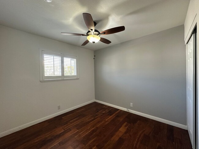 Building Photo - Townhome with Greenbelt Views and Modern U...