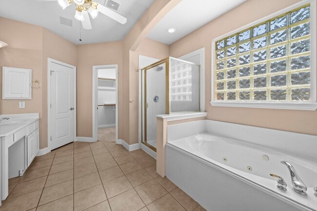 Building Photo - 1215 Pelican Hill Dr