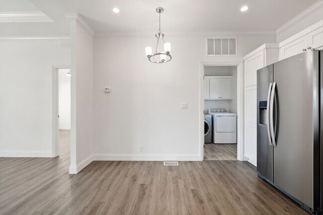 Building Photo - 517 Calabasas Rd