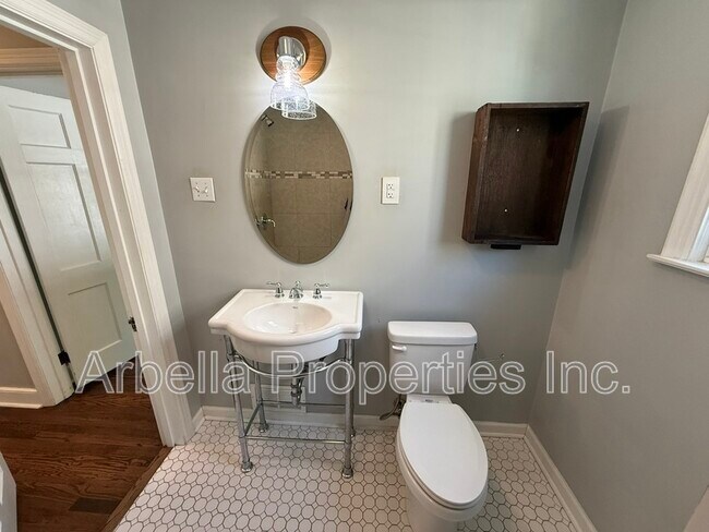 Building Photo - 1437 Valley St