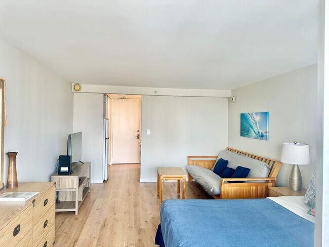 Building Photo - Furnished Studio in Waikiki