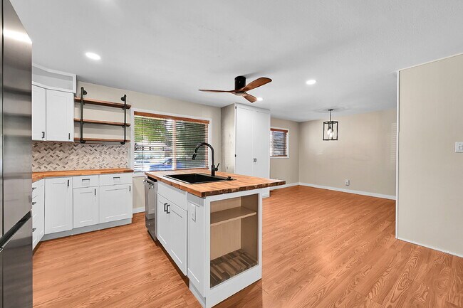 Building Photo - $2,195.00 - 3 Bedrooms, 2 Bathrooms, Singl...