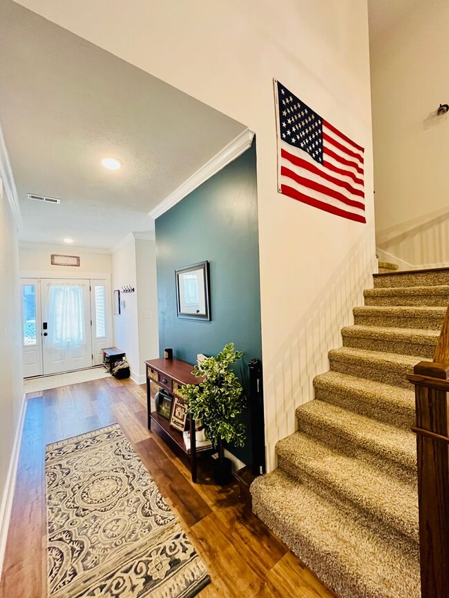 Building Photo - Georgous Large Open Floor Plan Home with Easy Commute to Nashville