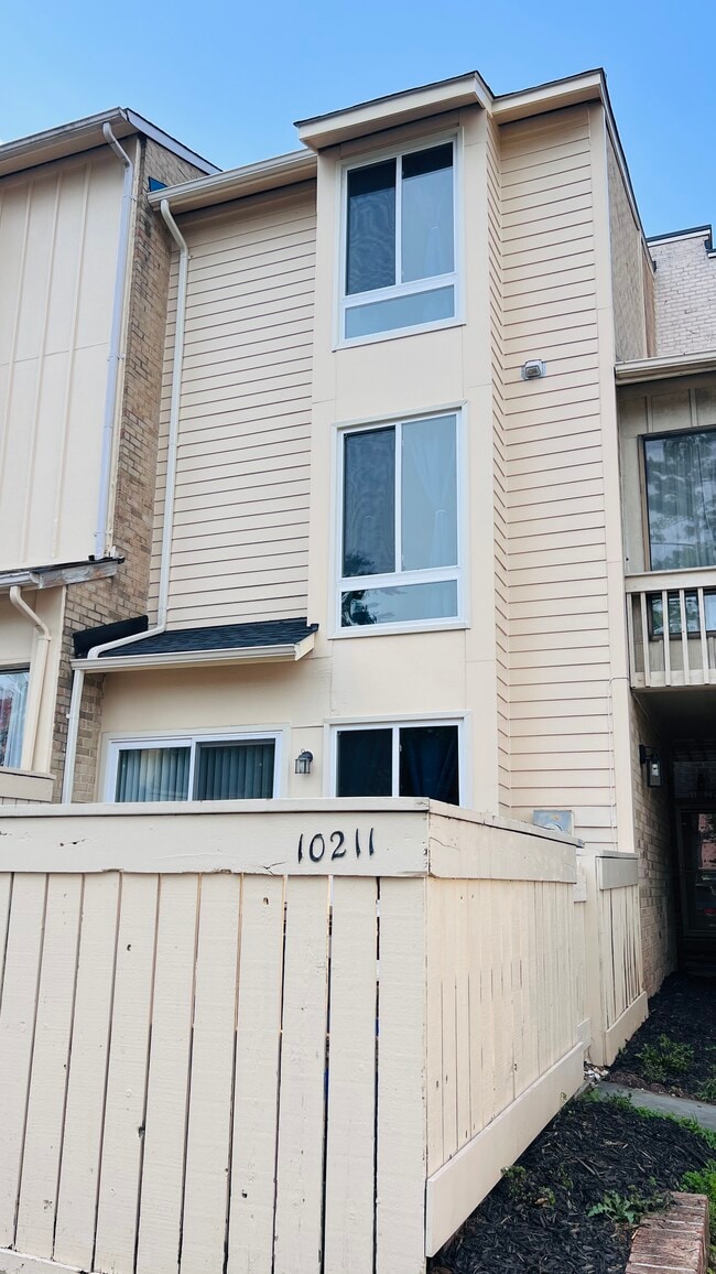 Building Photo - 10211 Ridgeline Dr