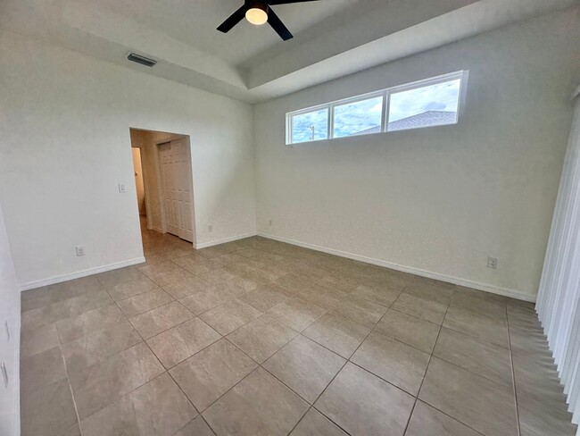 Building Photo - Huge Screened Lanai! Modern & Spacious 4 Bed 2 Bath