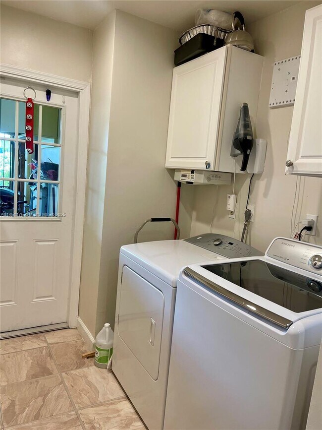 Building Photo - 1013 E Cypress Dr