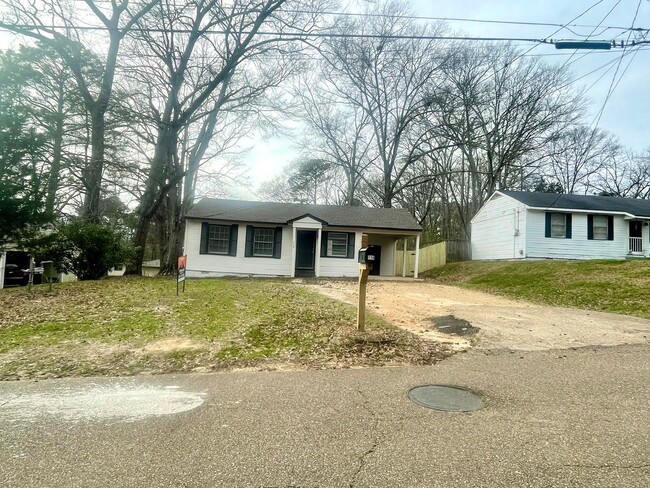 Building Photo - 2 Bed/1 Bath Home for Rent in Brandon!