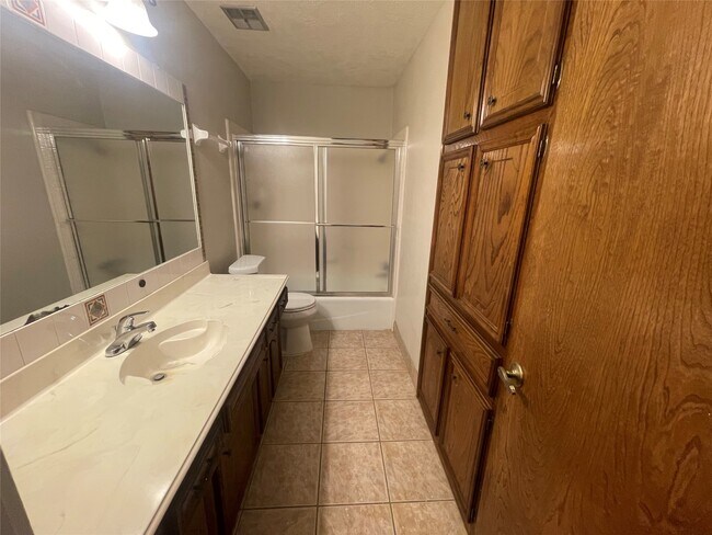 Building Photo - 302 Yorkshire Ct