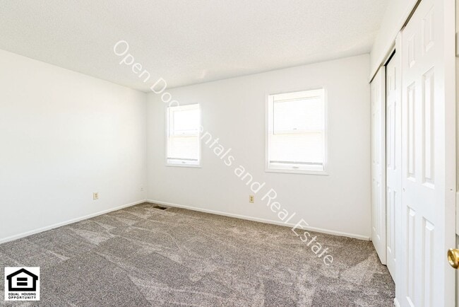 Building Photo - 5005/5007 Vermont Ln.