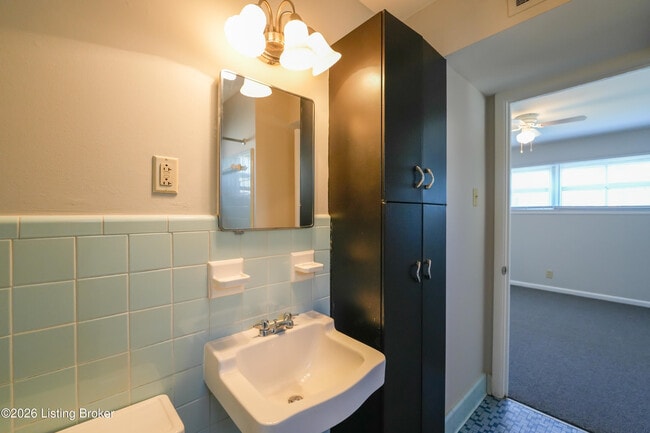 Building Photo - 2220 Heather Ln