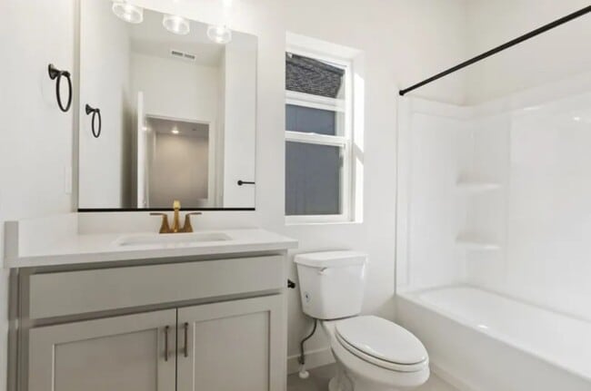 Building Photo - Beautiful 3 Bed 2.5 Bath in Highland!!