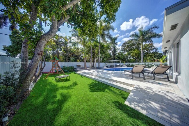Building Photo - 2020 Alamanda Dr