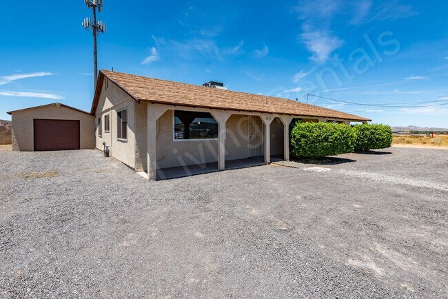 Building Photo - PET FRIENDLY CENTRALLY LOCATED ON ONE ACRE