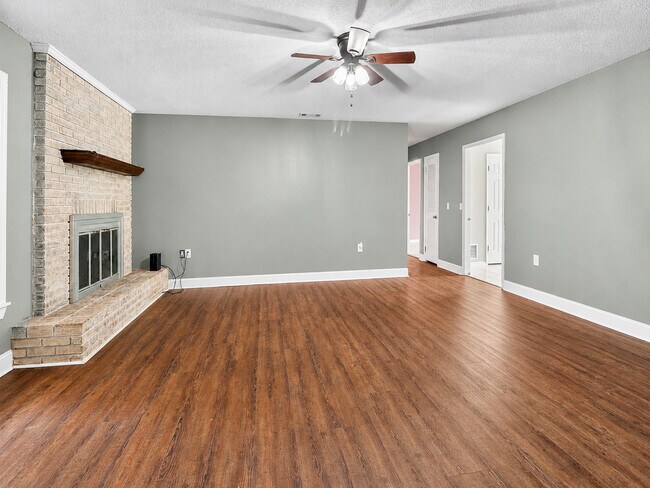 Building Photo - 127 Pine Bluff Dr