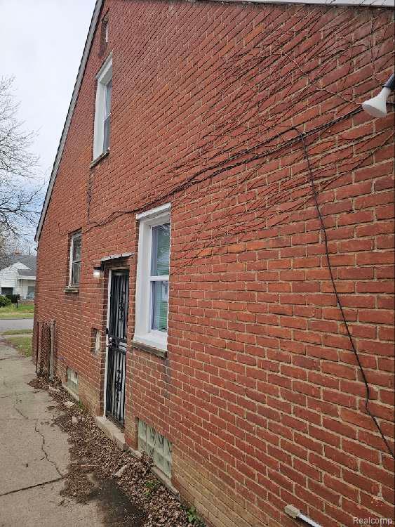 Building Photo - 8442 Warwick St