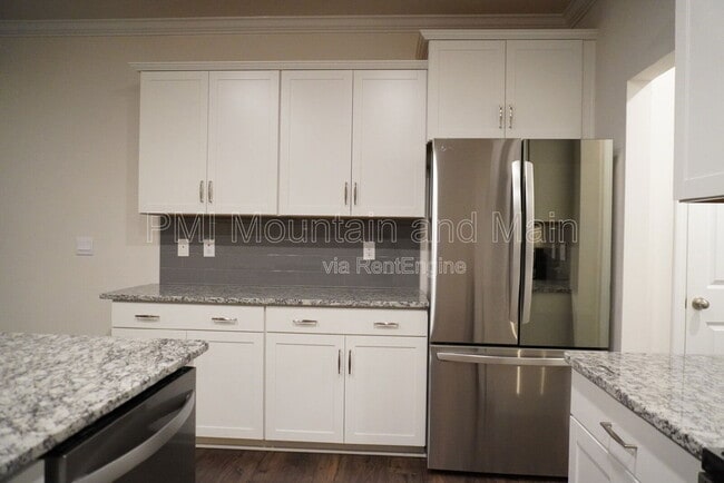 Building Photo - 210 Creekview Rd