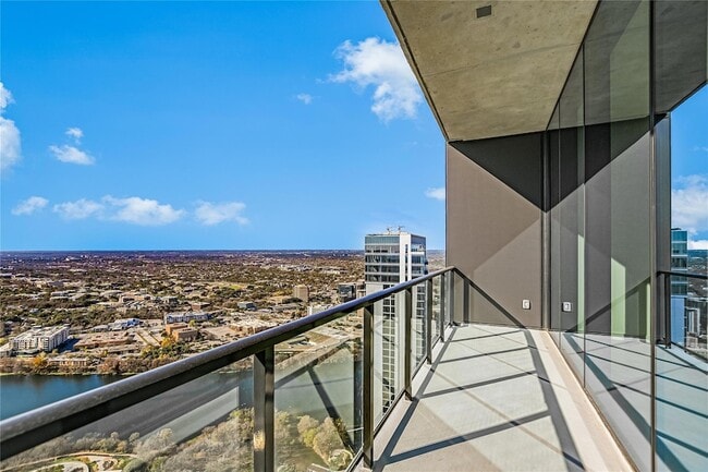 Building Photo - 610 Davis St