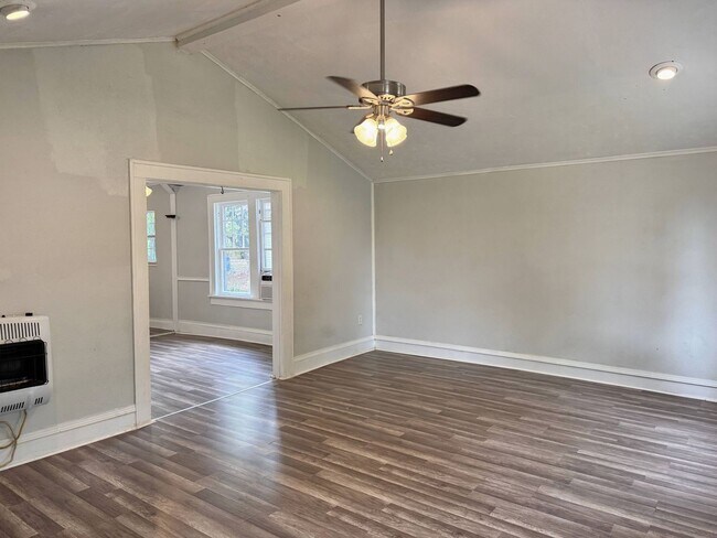Building Photo - 3 Bed 2 Bath Home With Tons Of Natural Light