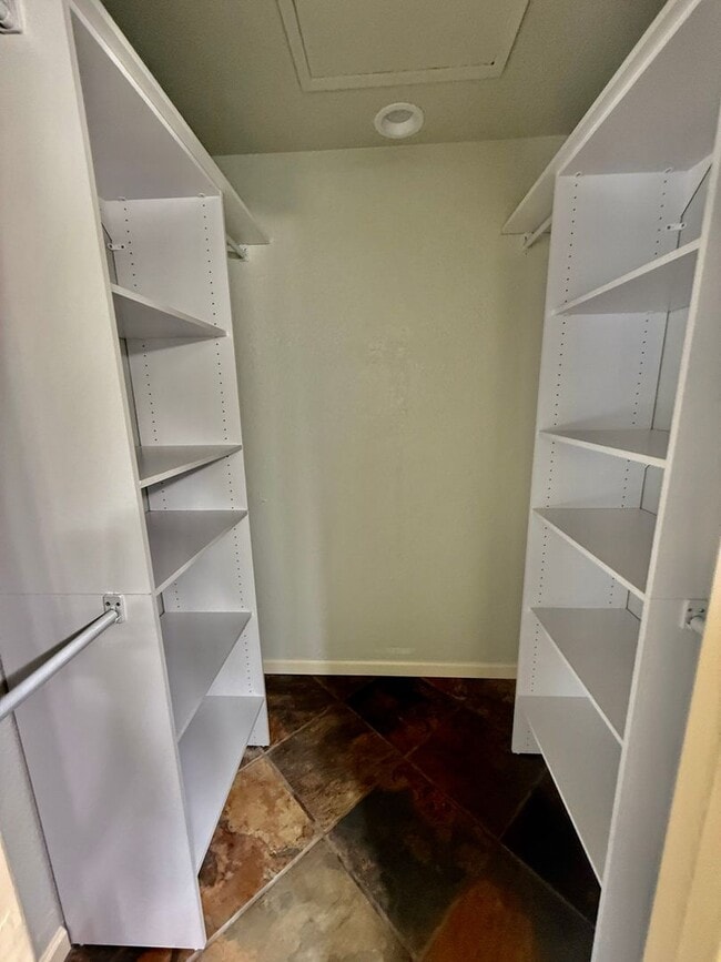 Building Photo - Nice Single Story Home