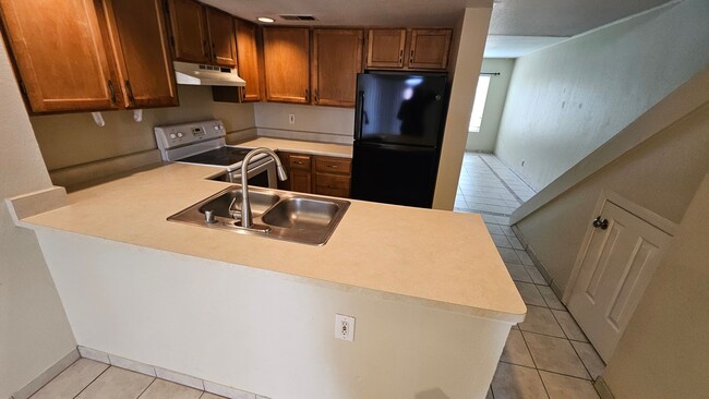 Building Photo - Cute condo for rent, 2 bedrooms, 2.5 bath