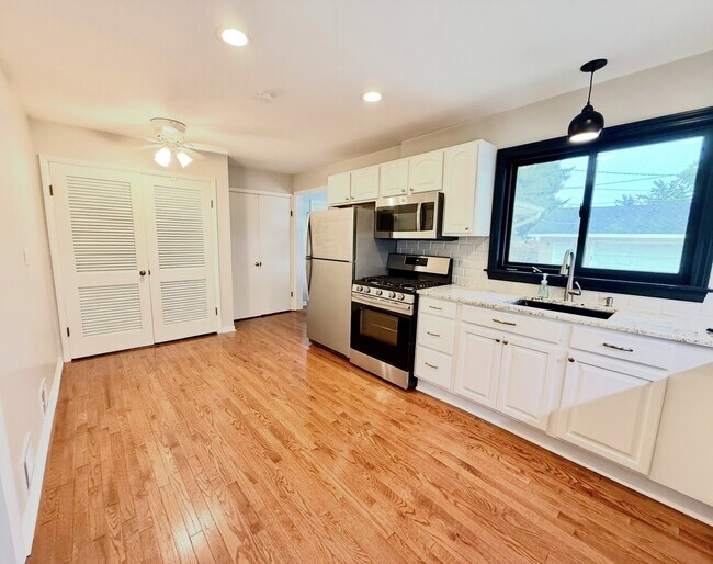 Building Photo - 307 S Pierce Ave