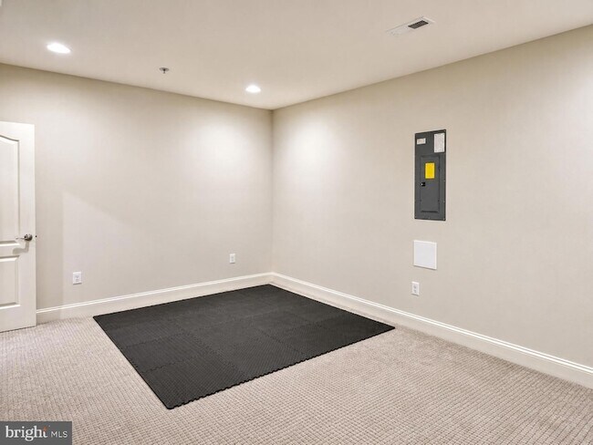 Building Photo - 3332 Burton Dr