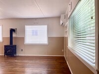 Building Photo - Charming 1 Bedroom