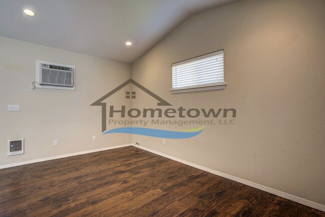 Building Photo - Beautiful 1 Bed 1 Bath Cottage Centrally L...