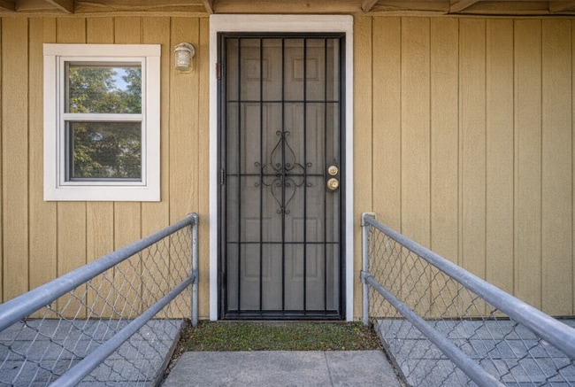 Building Photo - 526 Cooper St