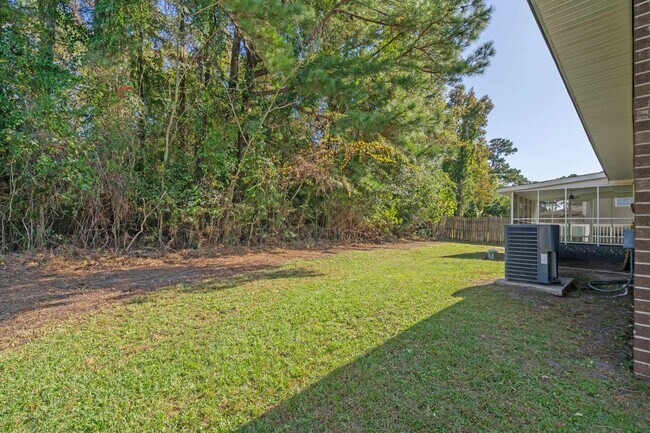 Building Photo - 1114 Temple St