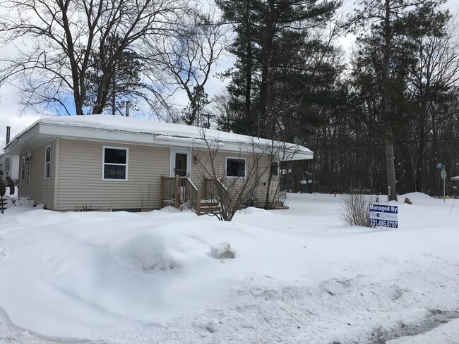 Building Photo - Charming Corner Lot House in Cadillac, Mic...