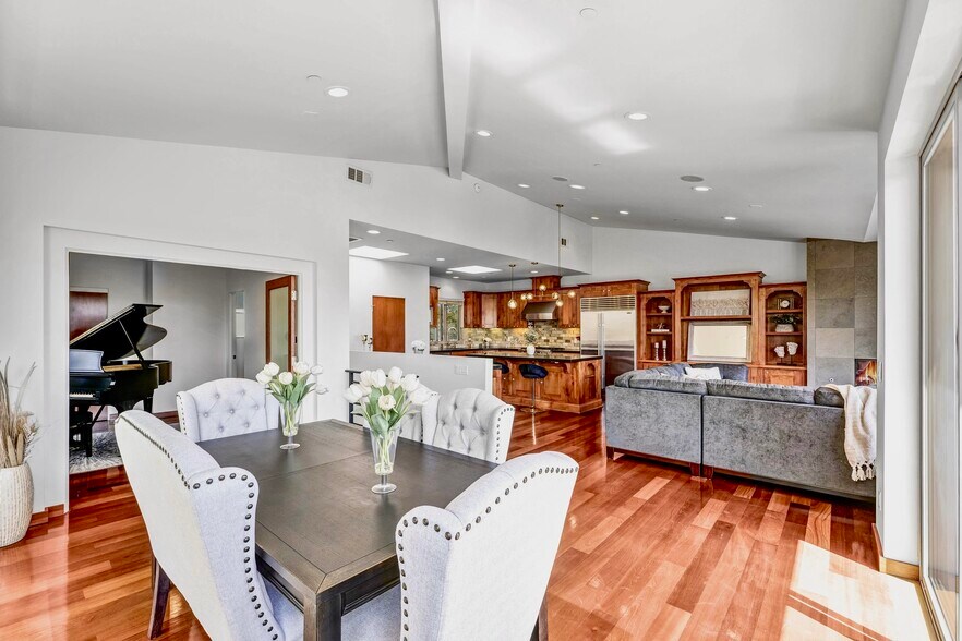 Staged - imagine the possibilities! - 1542 Manhattan Beach Blvd