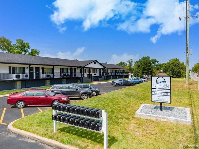 Building Photo - 2475 S Commerce Rd