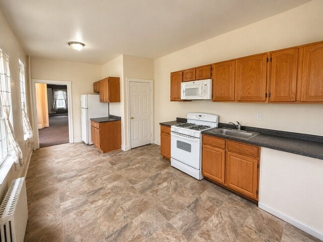 Building Photo - Spacious 6-Bedroom Rental in North Philadelphia | Small Dogs Welcome