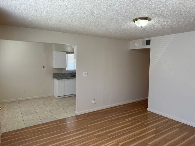 Building Photo - 3 Bedroom 1 Bathroom Duplex