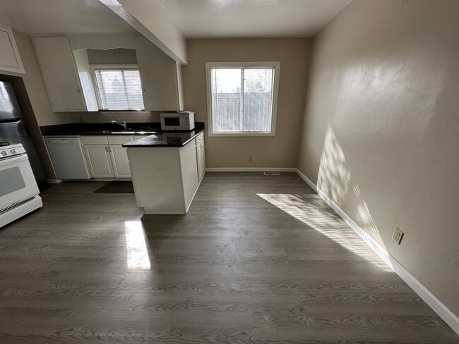 Building Photo - 3 Bed/1 Bath Home with Yard in Tahoe Park