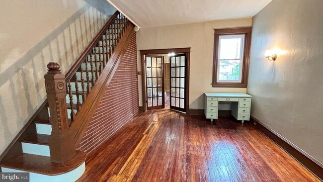 Building Photo - 2041 E Cambria St