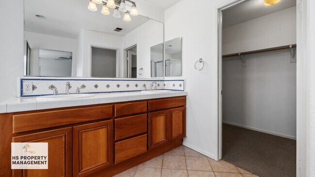 Building Photo - 657 Prairie Dr